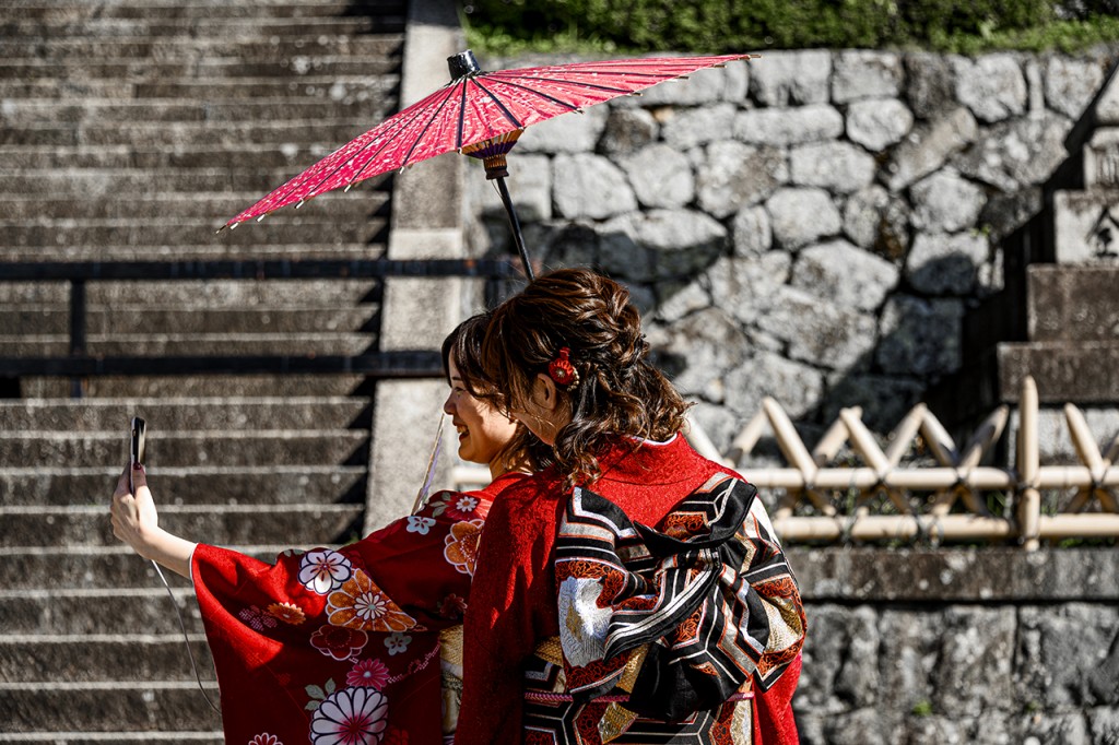 Ladies having fun at the Kiyomizu-dera temple, Kyoto