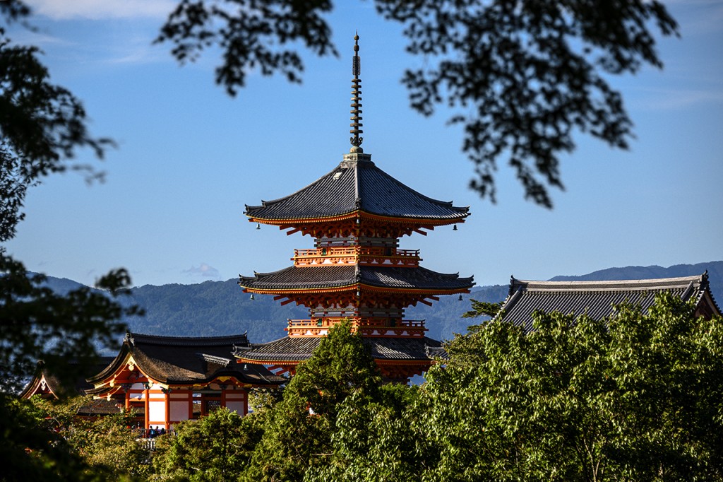 Looking over the Kiyomizu-dera temple, Kyoto